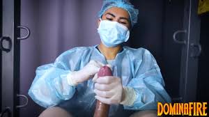 占主导地位的护士用手指抚摸顺从患者的尿道