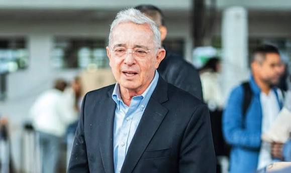 Atención #ÚltimaHora | FISCALIA CITA A INDAGATORIA A EX PRESIDENTE ALVARO  URIBE VÉLEZ, POR CASOS DE EL ARO, LA GRANJA Y JESUS MARIA VALLE. El expresidente  Alvaro Uribe Velez informo a traves