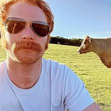 Anya Chalotra, the actress who plays Yennefer in The Witcher, recently  expressed that she misses working with Henry Cavill: "He knows what Geralt  has to do, I mean Henry and Geralt are