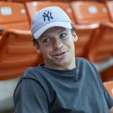 Léon Marchand, prêt à se tester sur 400 m : « Je sais très bien que le  premier, ça va être un carnage »