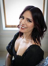 Colleen Brewster's Instagram, Twitter & Facebook