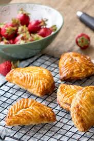 Chaussons Rhubarbe Et Fraises Empreinte Sucree Rhubarbe Alimentation Recettes De Cuisine