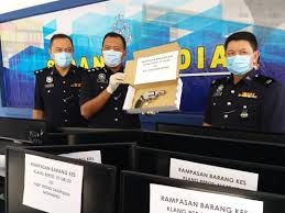 Get their location and phone number here. Polis Buru Ahli Geng 24 Cicir Pistol Kosmo Digital