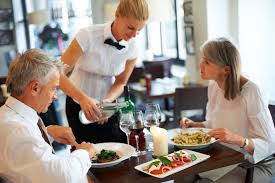 Serveur En Restauration Bar Ou Brasserie H F Zoom Sur Un Metier Avec Le Clps