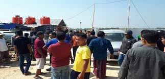 Pelaksanaan vaksinasi dilakukan oleh petugas dari dkt nganjuk bekerjasama dengan. Massa Geruduk Proyek Pabrik Sepatu Gelorakan Sejumlah Tuntutan Radio R2b Rembang