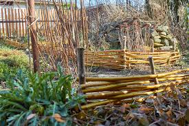 Uhde in blender bietet seit 2016 handgefertigte, naturschöne staketenzäune (bauerngartenzaun) aus haselnuss in verschiedenen längen, höhen und abständen an. Diy Hubschen Weidenzaun Selber Bauen Parzelle94 De