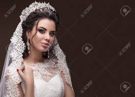 Schone Brunette Madchen In Das Bild Der Arabischen Braut In Einem Hochzeitskleid Und Einer Krone Auf Dem Kopf Schonheit Gesicht Foto Gemacht Im Studio Lizenzfreie Fotos Bilder Und Stock Fotografie Image 50767444