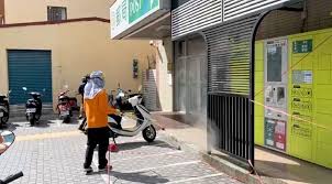 新冠肺炎病毒本土疫情擴大，台中市政府公佈又一例確診，確診者為重慶國小出現1名六年級。 據了解，小六生是跟阿嬤去 宜蘭 進香，之後出現發燒症狀。 ▲台中重慶國小小六童確診，中市公佈足跡赫然發現國小上課均未戴口罩。 （圖／翻攝自google地圖）. 2k Zcr2bsi5lcm