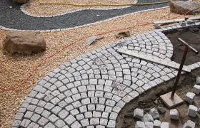 Granitpflaster Wegefuhrung Im Schuppenverband Garten Pflaster Granitpflaster Gartenweg Pflastern