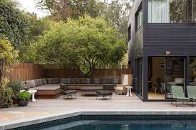 Di depan halaman rumah, terdapat pagar kayu dengan model susunan kayu horizontal terletak di tengah tembok putih. Ide Desain Pagar Taman Minimalis Keren Untuk Halaman Rumah Anda Arsitag