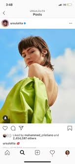 خلفية الكربون الأزرق مع نمط الرياضة والضوء الذهبي. Ù‡Ù„ ØªØ­Ø§ÙˆÙ„ Ø·ÙˆÙƒÙŠÙˆ Ø¨Ø·Ù„Ø© La Casa De Papel Ø¥Ø«Ø§Ø±Ø© Ø§Ù„Ø¬Ø¯Ù„ Ø¨Ù†Ø´Ø± ØµÙˆØ±Ù‡Ø§ Ø¹Ø§Ø±ÙŠØ© Ø§Ù„ÙŠÙˆÙ… Ø§Ù„Ø³Ø§Ø¨Ø¹