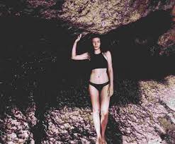 Hasil gambar untuk wulan guritno seksi bikini