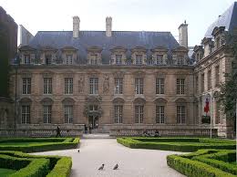 Hotel De Sully A Paris Le Jardin De L Hotel De Sully Qui Communique Avec La Place Des Vosges 1 Hotel De Sully Paris Architecture Paris Hotels