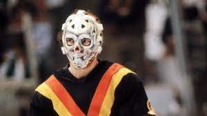 Besorge dir jetzt die jason eishockey maske jason eishockey maske, die jason machete als kostümzubehör und dazu noch alte second hand kleidung aus der altkleidersammlung.benutze zum verschmutzen der kleidung ruß, kaffee oder textilfarbe und versaue das ganze ordentlich mit filmblut. Tolle Bilder Von Fruher Evolution Der Goaliemaske In Der Nhl Watson