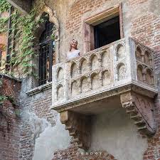 Verona Italy A 14th Century Residence With A Tiny Balcony Overlooking A Courtyard Is Said To Be Juliet S House Romeo Verona Italy Verona Italian Trip