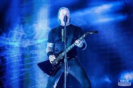 The interviewer asked some questions about st. Metallica James Hetfield Auf Entzug Tour Verschoben Rock Antenne