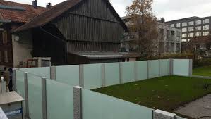 Welche formen von gartenzäunen gibt es und was muss man beim aufbau glas und stein zaun gemischt sichtschutz garten zaun garten und garten. Sichtschutz Zaune Und Tore Aus Glas