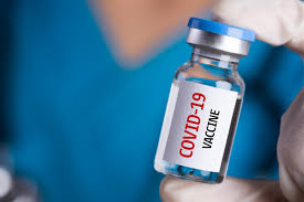 Zorgmedewerkers van verpleeghuizen ontvangen als eerste een oproep voor een coronavaccinatie. Vaccinatieboekje Sdu