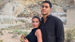 كايلي جينر وصديقها الفلسطيني بوضعية حميمية على سطوح أحد المباني الباريسية والمعجبون يهاجمون صور kylie jenner dating kylie jenner kylie