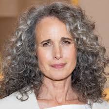 Andie MacDowell has revealed a brand new hair transformation! See the  pictures (and the A-lister reactions) in the comments 👇