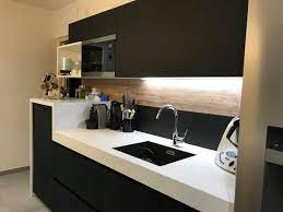 le plan de travail en ceramique fait 10cm d epaisseur il est pose sur des meubles bas en fenix noir ces meubles so evier sous plan cuisines design evier noir