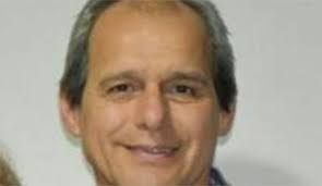 El hombre de las dos camisetas