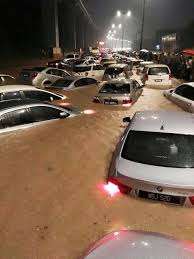 Antara kawasan yang ditenggelami air ialah jalan tun perak,kelab diraja dan jalan tun razak.bagunan sultam abdul samad termasuk dataran merdeka ditenggelami air sedalam. Ipoh Ipoh Ajerr Banjir Kilat Di Jalan Duta Kuala Lumpur Facebook