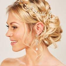 Zauberhafte Brautfrisuren Mit Haarschmuck Heiraten Mit Braut De Brautfrisur Frisur Hochzeit Klassische Hochsteckfrisur