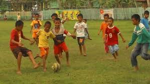 Dan beberapa orang pemain inti dan. 6 Aturan Kocak Sepak Bola Ala Bocah Kampung Fifa Juga Pusing Kalau Nonton Pertandingannya D