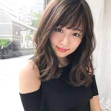 小顔効果の定番 ひし形シルエットのミディアムヘアがおすすめ folk 小顔 髪型 ミディアムヘア 髪 色