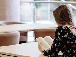 Student (a person who studies or learns about a particular subject). Estudiantes