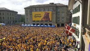Zum freitäglichen klimastreik in bern aufgerufen haben die aktivistinnen und aktivisten von «rise up for change». Mark Balsiger Ø¹Ù„Ù‰ ØªÙˆÙŠØªØ± Der Bundesplatz In Bern Vor 10 Jahren Mit Den Fans Aus Holland Heute An Der Yb Meisterfeier Em2008 Bscyb Ybelieve 2 Foto Schnyderlopez Https T Co Lea922wo79