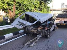 Dalam kemalangan pukul 2.54 pagi itu, sebuah kereta terhumban ke dalam laut selepas terbabit kemalangan dengan sebuah kenderaan di kilometer 4.0 jambatan pulau pinang menghala perai, dekat sini awal pagi semalam. Lima Pemandu Selamat Walaupun Kenderaan Yang Dinaiki Mereka Remuk Teruk Berita Auto Caricarz