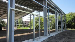 Neubau einer stahlhalle im anbaubereich. Landwirtschaftliche Halle Dekon Hallenbau