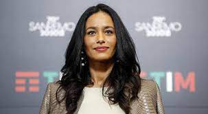 Rula jebreal is a foreign policy analyst, journalist, novelist, and screenwriter. Rula Jebreal Chi E La Giornalista Sul Palco Dell Ariston A Sanremo 2020 Il Mattino It