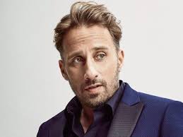 Eddy Wally deelt handtekeningen uit op optreden dochter Marina