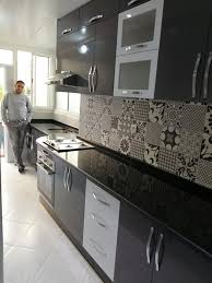 مطبخ باللون الرمادي مع الأبيض مطابخ عصرية جميلة عند نبيل مدينة سلا 0665018912 Facebook