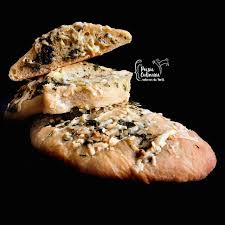 Ciabatta Con Masa Madre Acompanada De Ajo Parmesano Y Perejil Ciabatta Masa Madre Parmesano