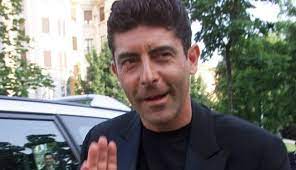 Luca laurenti non amerebbe molto il mondo dei social, tanto da non avere nessun profilo al fine di mantenere il massimo riserbo sulla sua vita dato che non gradisce su sé e la sua famiglia l'attenzione. Foto Luca Laurenti Chi E La Moglie Eta Altezza Figli E Curiosita