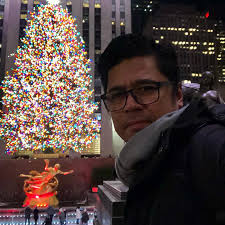 HOME ALONE 2: Lost In New York (1992) When Kevin McCallister (Macaulay  Culkin) Finally Met His Mom Kate McCallister (Catherine O'Hara) in the  front of Rockefellar Giant Christmas Tree, NY . Merry