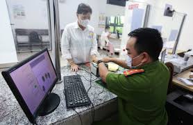 Nhiều thủ tục vẫn đòi sổ hộ khẩu