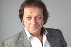 турецкий актер мехмет акиф алакурт и его жена фото Redzhep Aktug Tureckij Akter Pevec I Muzykant