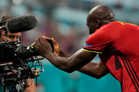 De spelers van denemarken gingen om het medische personeel heen staan zodat de camera's eriksen. 5jzwrob2vjgp3m