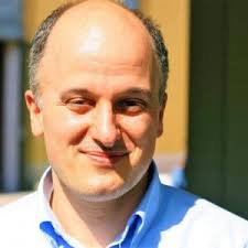 Lui è Marco Bazzoni, fiorentino, operaio metalmeccanico di 45 anni. Ogni  giorno cerca sui giornali i morti sul lavoro in tutta Italia (già più di  700 quest'anno) con una missione: dar loro