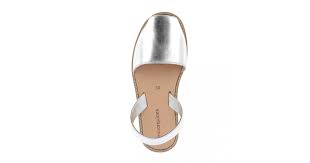 Arles, les sandales argentées femme en cuir montées sur un talon compensé de 3 cm. Sandales Argentees Pour Femmes Et Filles Avarca Metal Argent
