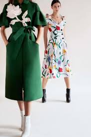 María carolina josefina pacanins niño (caracas, 8 de enero de 1939), mejor conocida como carolina herrera, es una diseñadora de moda venezolana. Carolina Herrera Pre Fall 2018 Fashion Show Outono 2018 Moda Estilo De Outono Vestidos Vintage