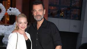 Το πρωί της δευτέρας 1 φεβρουαρίου, μέσω του καναλιού της στο youtube, η σοφία μουτίδου πήρε θέση δημόσια για τις καταγγελίες περί σεξουαλικής παρενόχλησης και εκφοβισμού στον χώρο του θεάτρου και παράλληλα, εξομολογήθηκε την δική της. H Fwtografia Toy Kwnstantinoy Kazakoy Apo Ton Gamo Toy Dia Xeiros Xarh Xristopoyloy Bovary