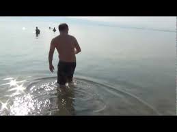 Durante il tour holy land abbiamo visitato il fiume giordano ed il mar morto con tappa per i possibili bagni.spettacolare la visita ed i luoghi ma i bagni non meritano tutti i giudizi positivi sia x l'affollamento sia per i disagi ed i rischi di infortunarsi.attenti agli occhi x il sale. Mar Morto Il Bagno Youtube