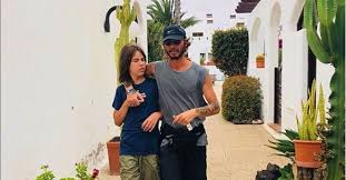 E ieri selvaggia lucarelli, ospite su rai1? Chi E Leon Pappalardo Il Figlio Di Selvaggia Lucarelli Bigodino
