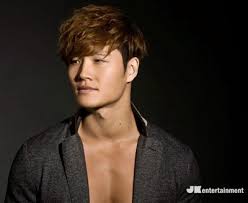 After the group disbanded a few years later, he became a solo singer in 2001, mostly concentrating on ballads. Kim Jong Kook Giraffe Girl Blog